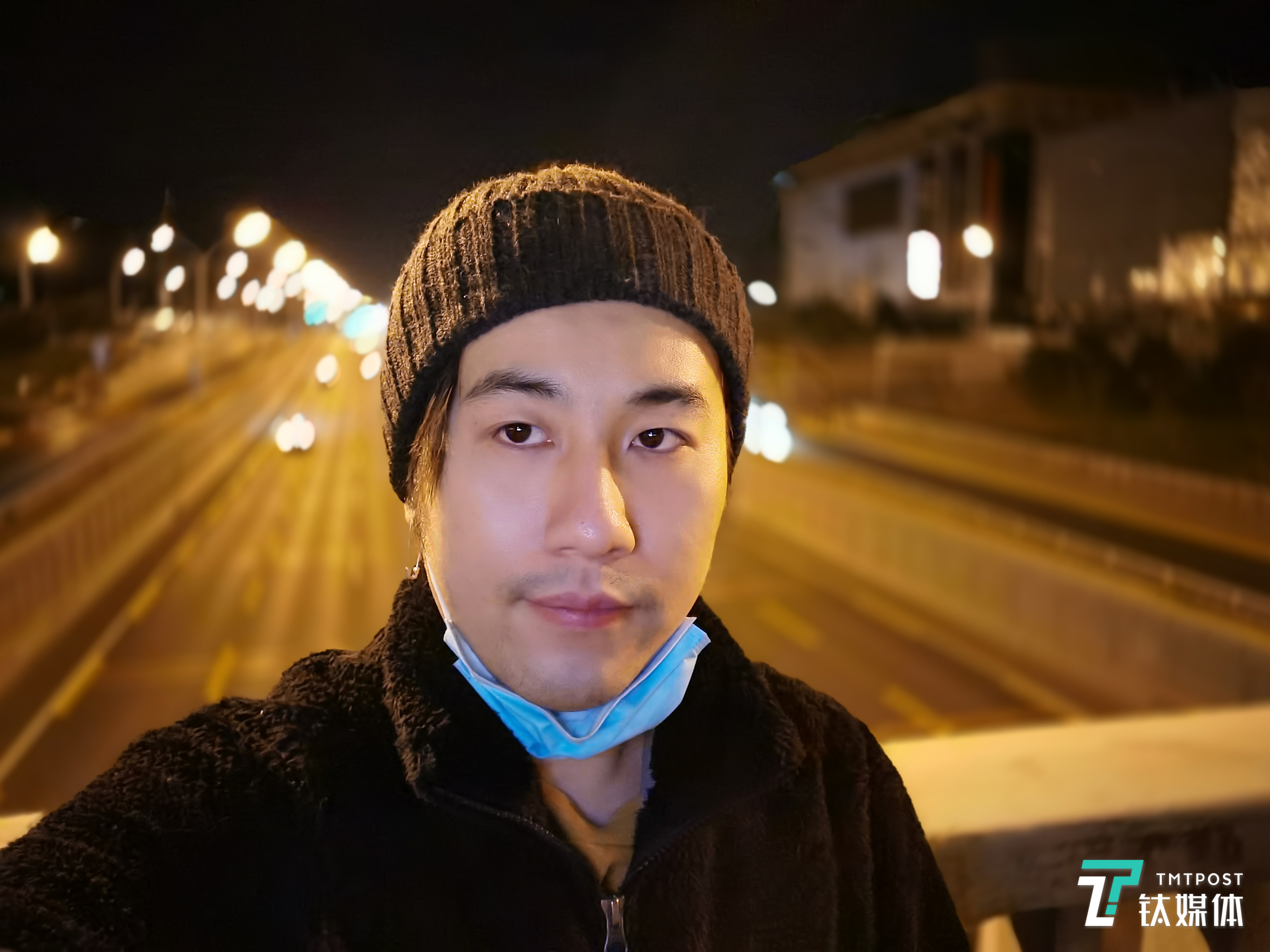 夜间自拍时候会有"环形补光灯"