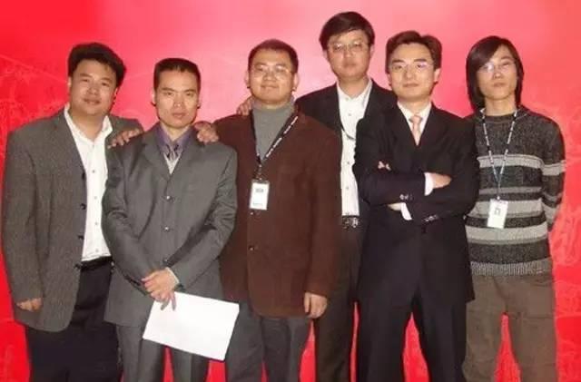 起点中文网创始团队，从左至右依次为意者(侯庆辰)、黑暗之心(吴文辉)、宝剑锋(林庭锋)、藏剑江南(商学松)、黑暗左手(罗立)、五号蚂蚁（郑红波）