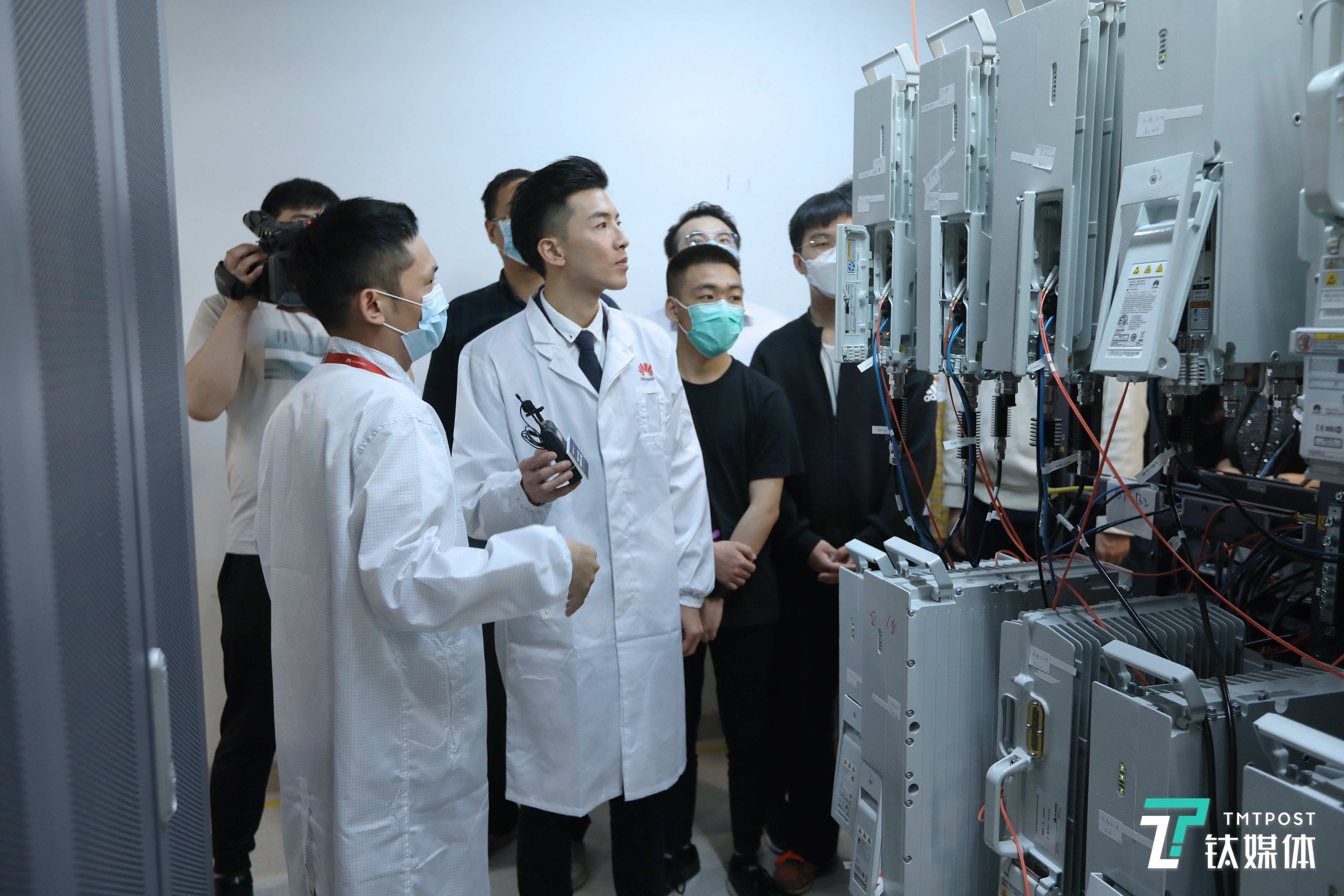 参观荣耀锐科技5G实验室