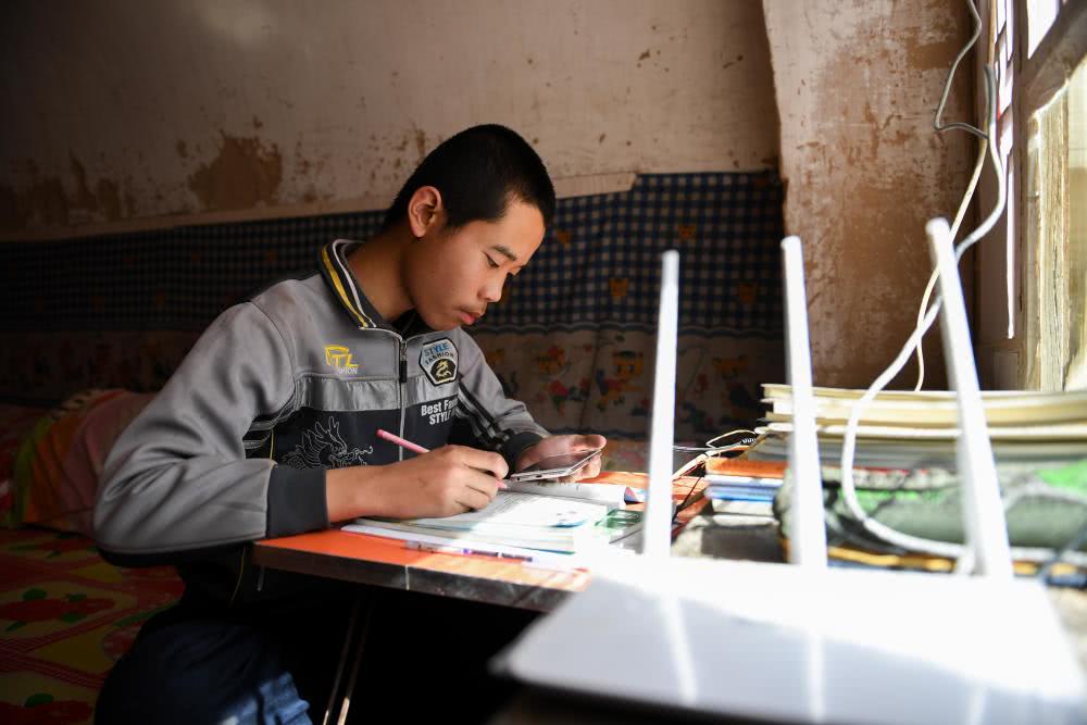 小镇家长吐槽网课：上了三个月学生成绩大滑坡，巨头面临局部化难题