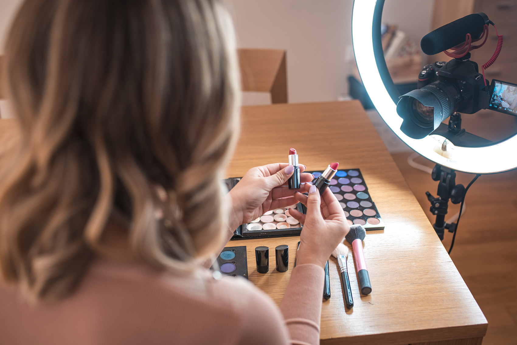 那些被直播带货裹挟的经销商、消费者与中小企业们