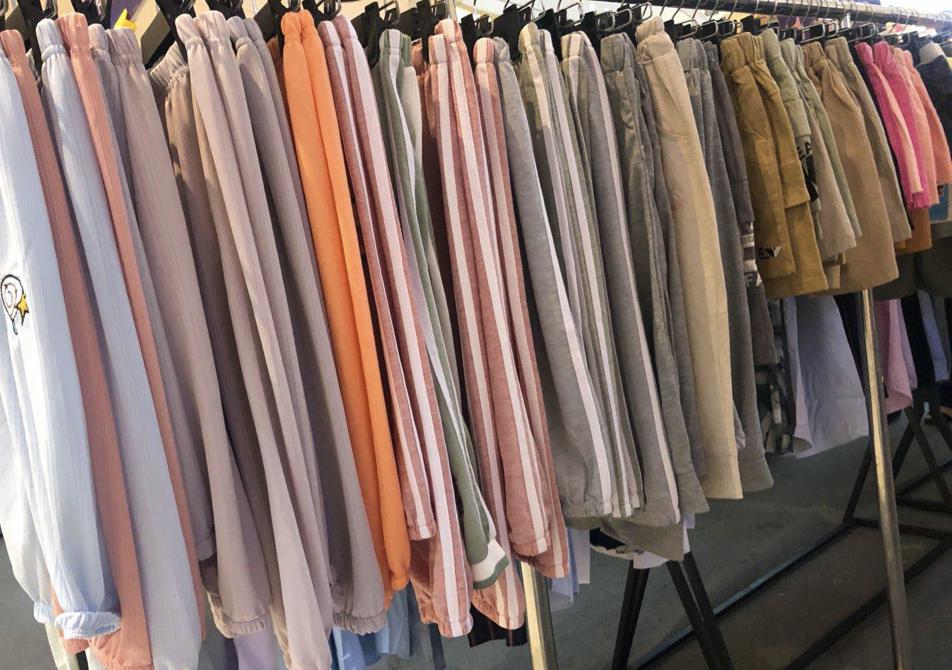 直播卖出第一条裙子，这位小店主哭了十分钟