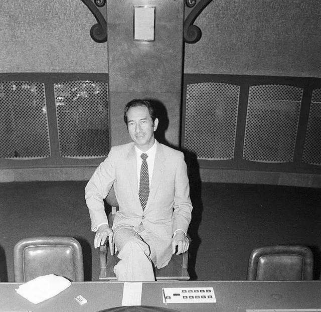 澳门赌王的牌桌，不在赌场