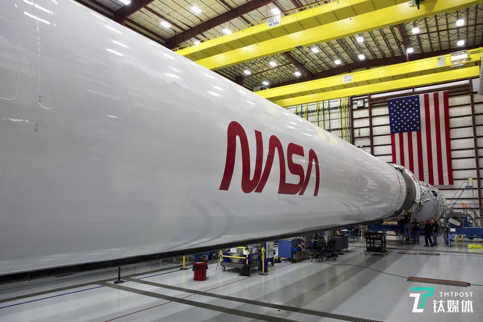 带NASA logo的火箭（来源：SpaceX）