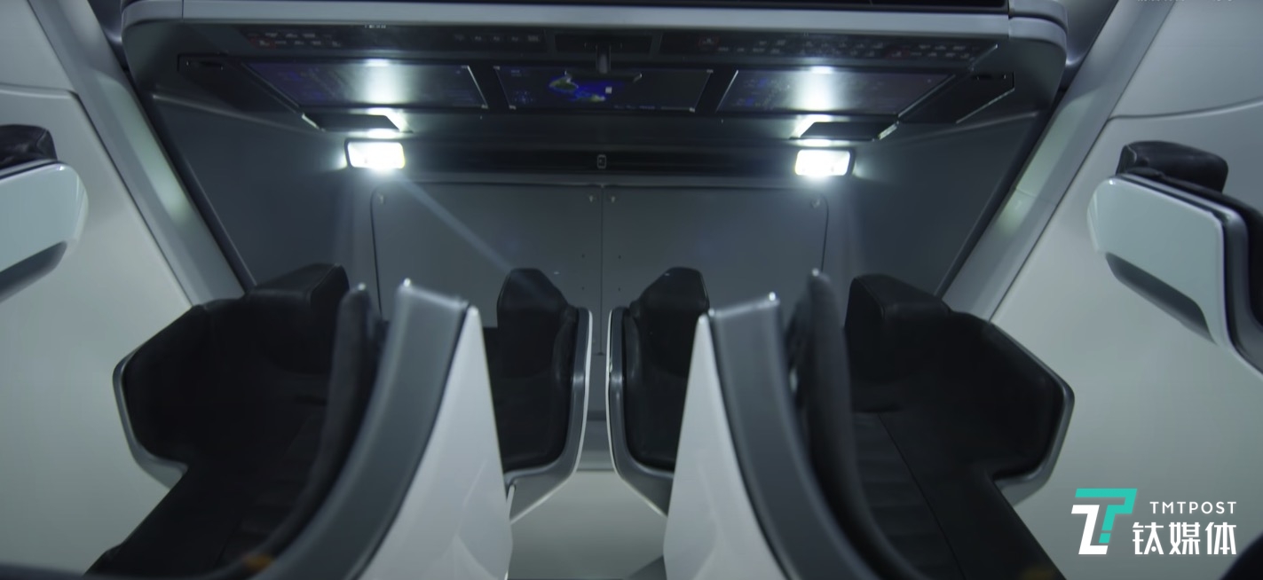 SpaceX官网提供的龙飞船内部图