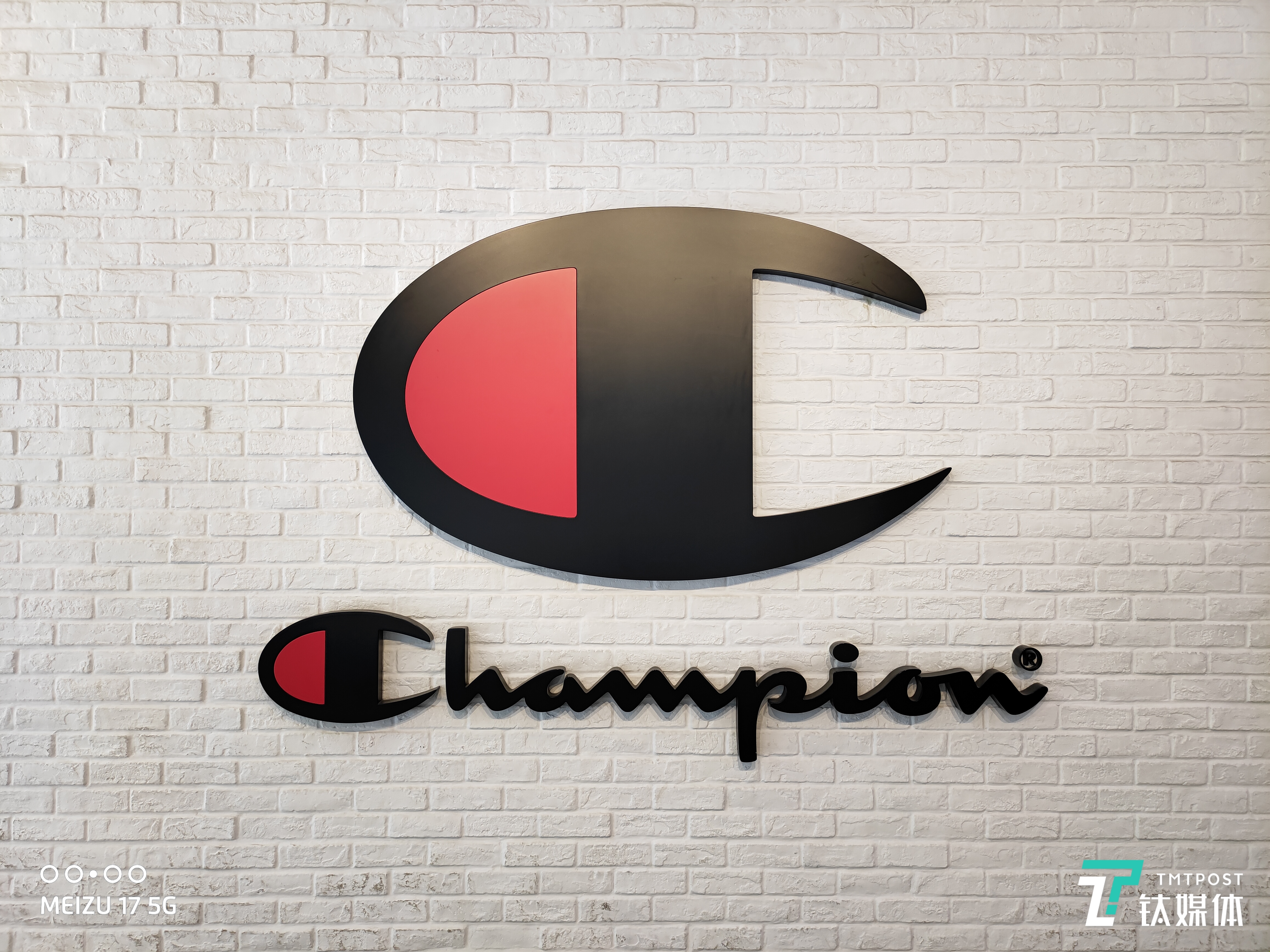 商场内暗光拍摄