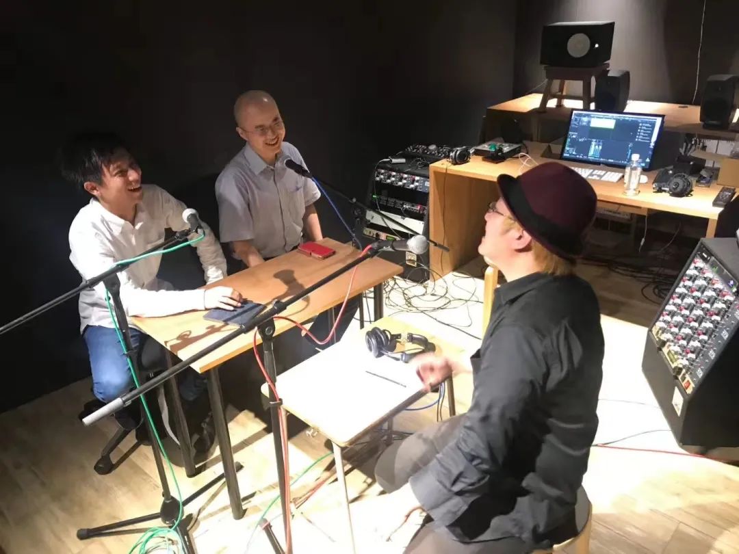 2018年11月，Coten Radio的三位主播坐在一起录制第一期节目（图片来源：Coten）