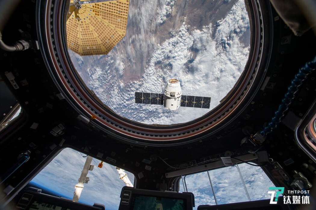 2016年龙飞船太空舱接近国际空间站图片（图片来源：NASA）