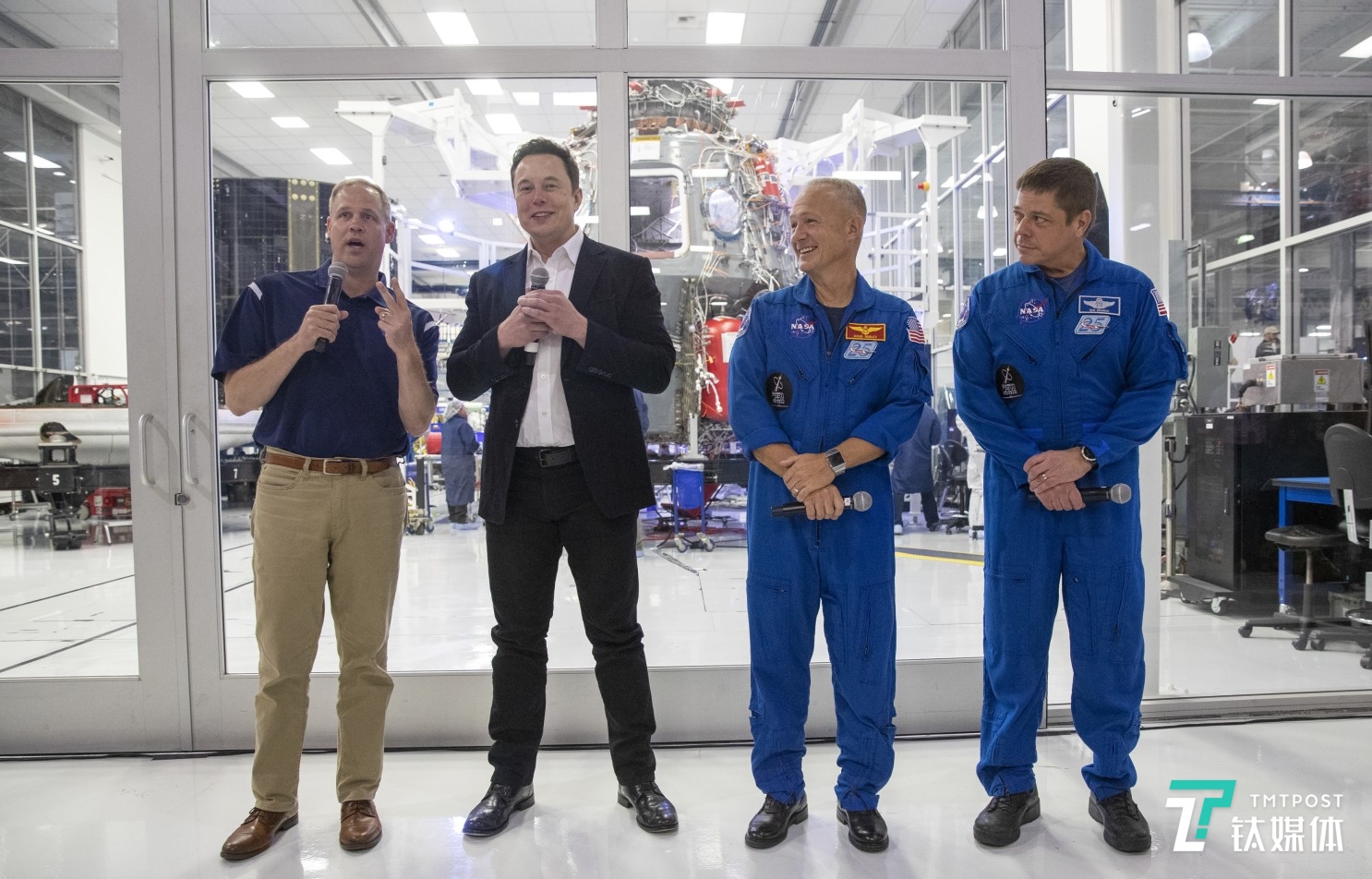 从左至右分别是：美国宇航局局长吉姆&middot;布莱登斯汀（Jim Bridenstine）；SpaceX的创始人埃隆&middot;马斯克（Elon Musk）；以及载人龙飞船的两名宇航员道格&middot;赫尔利和鲍勃&middot;本肯（图片来源：洛杉矶时报）