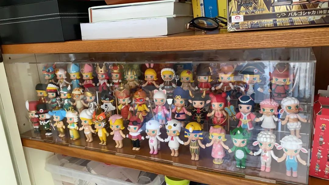 把临期口红塞进盲盒、“改娃师”年入百万，年轻人的钱有多好赚？