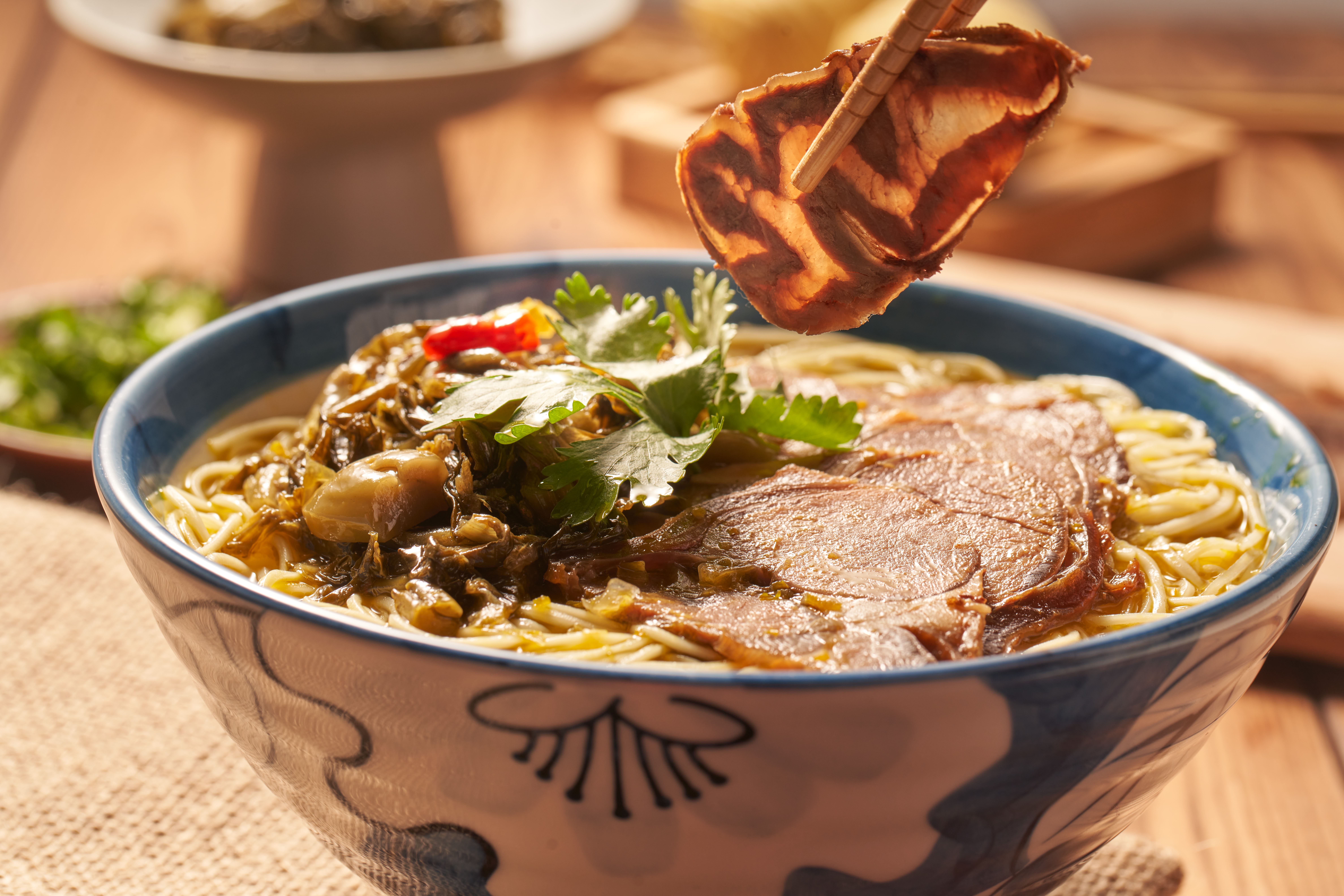 机器人制作的酸菜牛肉面