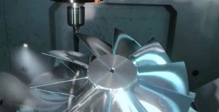 （五轴联动机床可以实现高紧密度、复杂曲面设备加工）