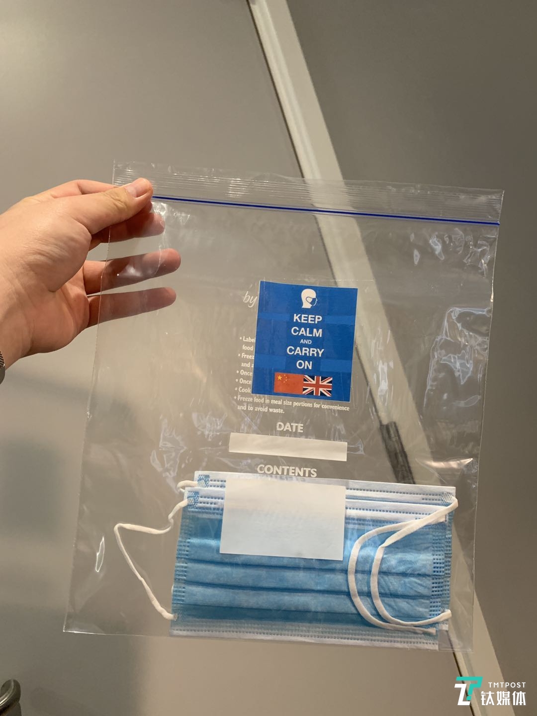 郑东和同学们给街边没有防护用品的流浪汉发的&ldquo;口罩包&rdquo;，每袋口罩包里面有三个口罩