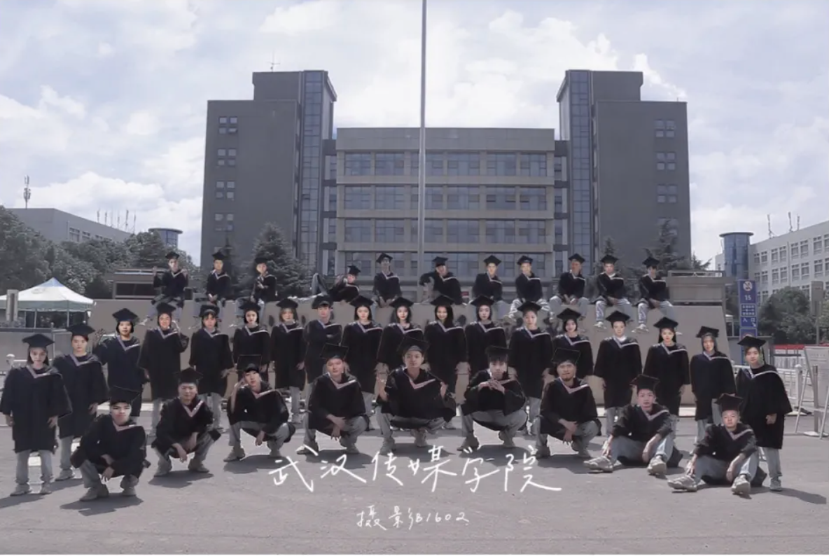 我替全班照毕业照：一人在38个位置摆拍再后期换脸