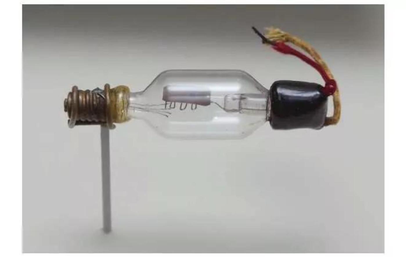 （福雷斯特发明的真空三极管）