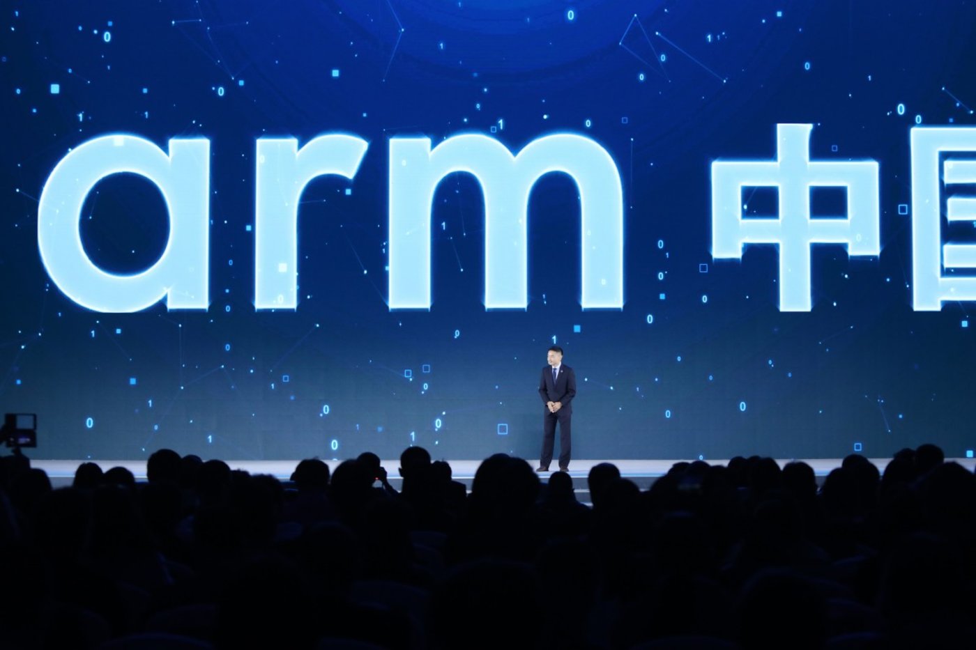 Arm总部欲罢免其中国子公司安谋中国CEO吴雄昂,但这一决策并不被吴雄昂与安谋中国团队接受。受跨国、股权、工商变更等多重因素影响,在长达近一个月的时间里,双方僵持不下,事件尚未有定论-百货之家