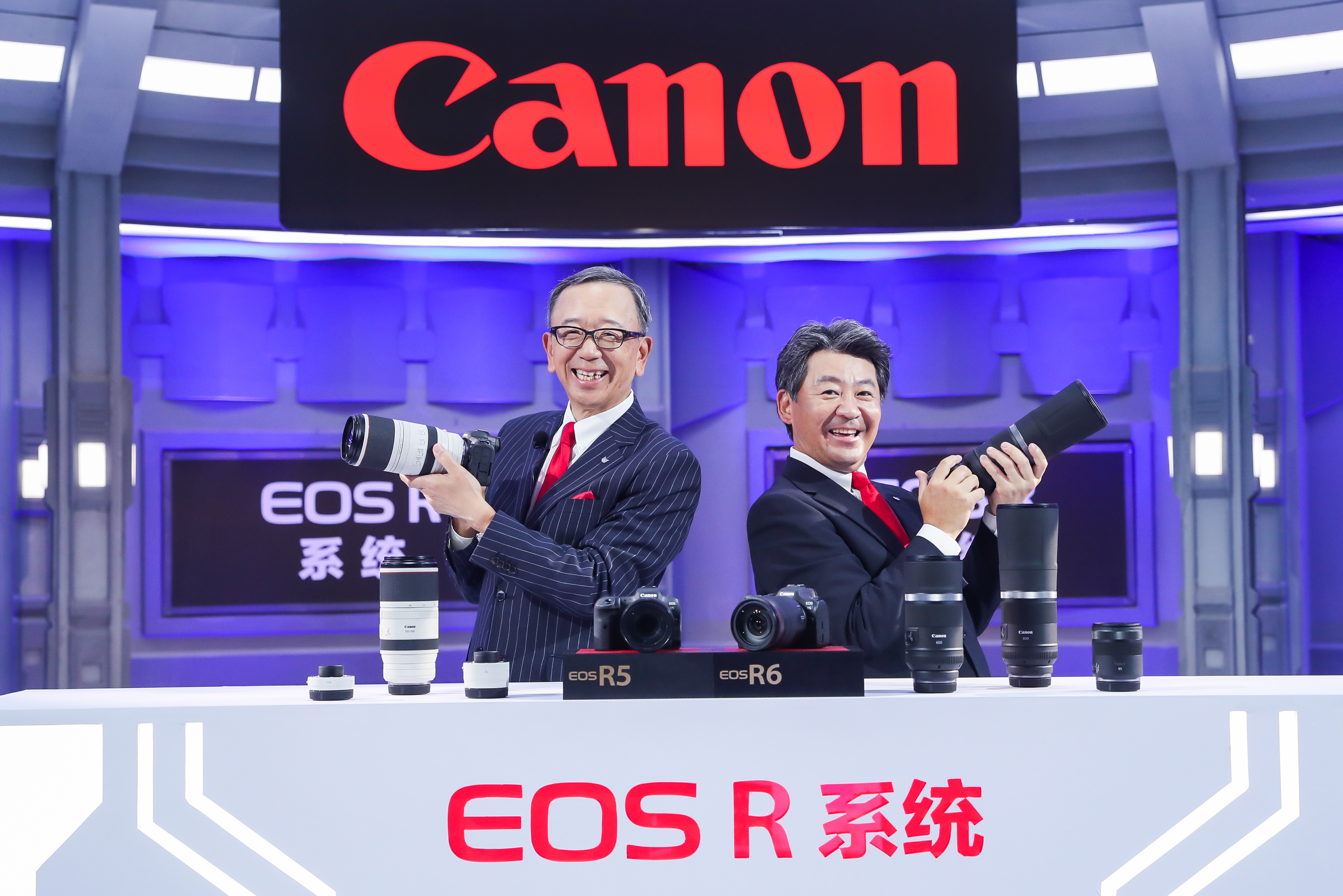 支持8K RAW录制，佳能发布两款EOS R系列无反相机与4款RF镜头 | 钛快讯