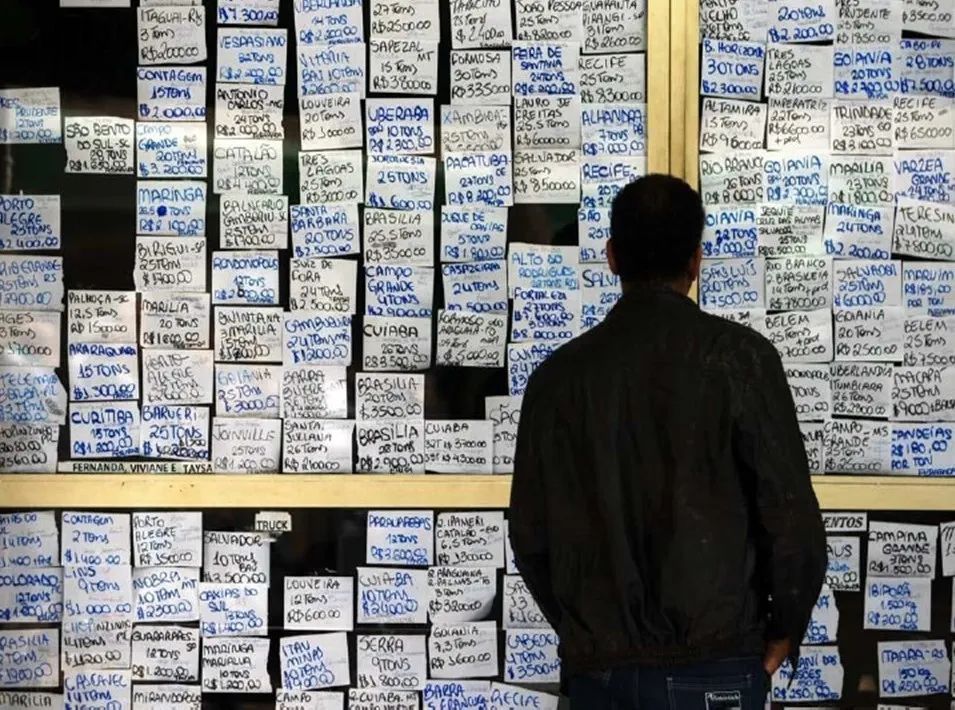 贴满需求纸条的墙