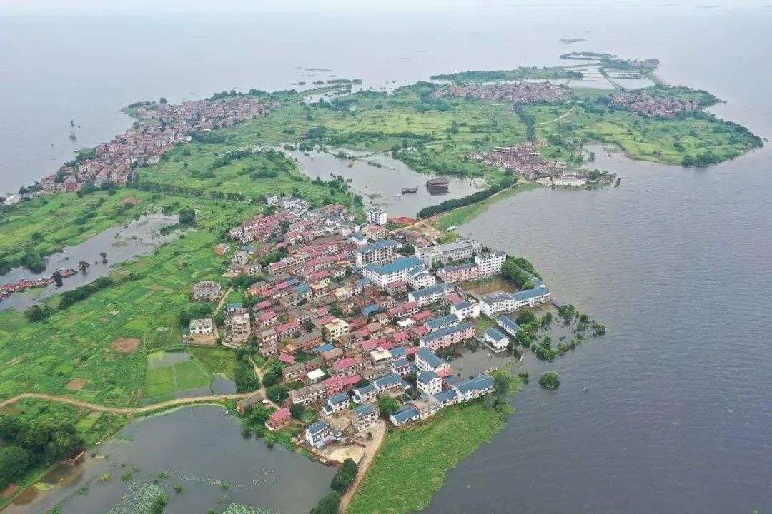 (水位持续上涨的鄱阳湖,图为南昌南矶乡水域)