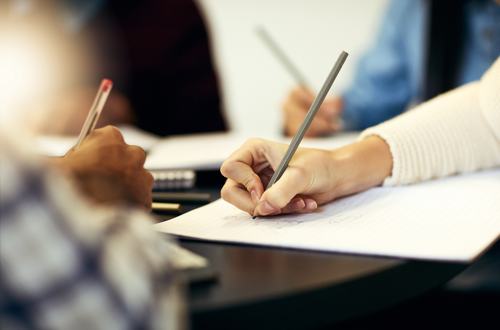 家有留学生：花14万元上“天价网课”，140万人前路迷茫