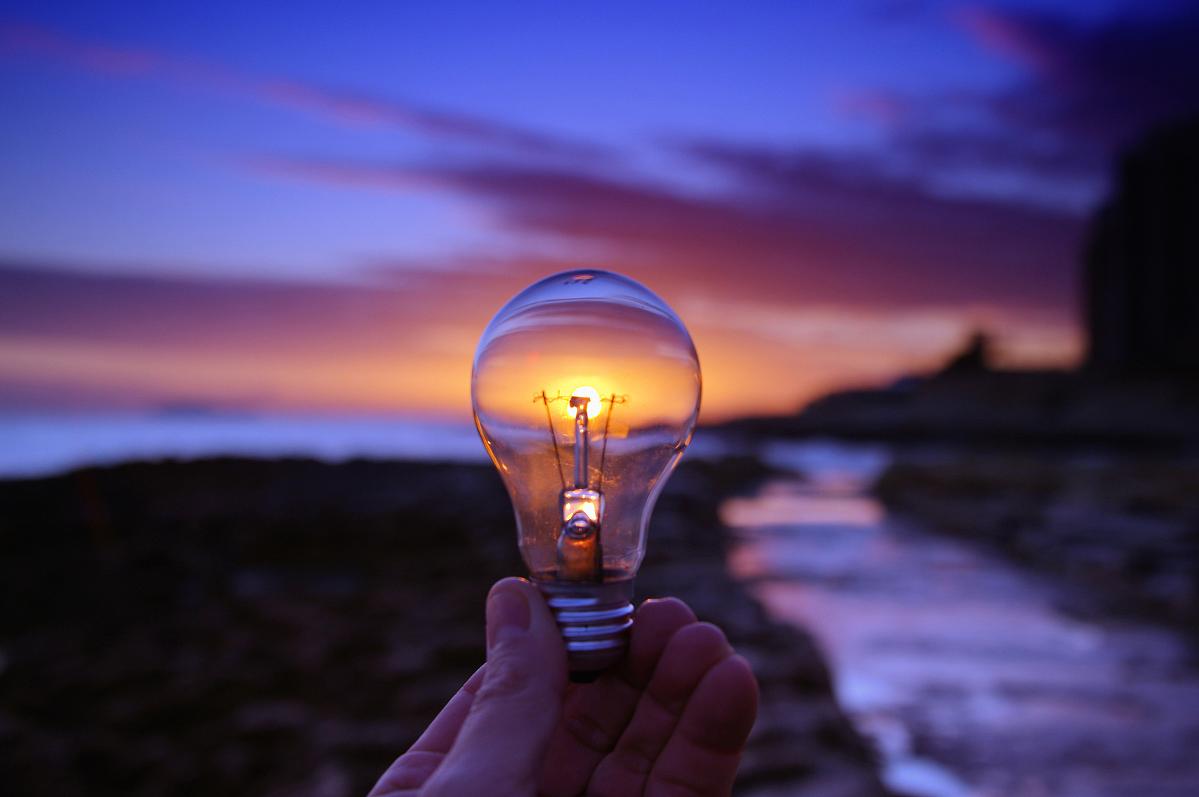 灯泡上网这一科技幻想，为何没能真正“发光”？