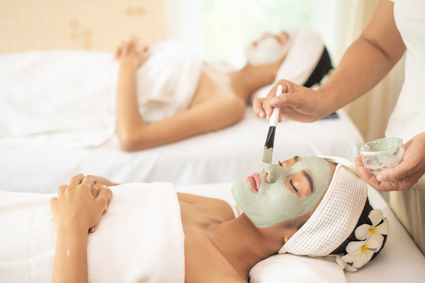 “丰太阳穴”成新潮流、中年男更带货，盘点美妆3大趋势