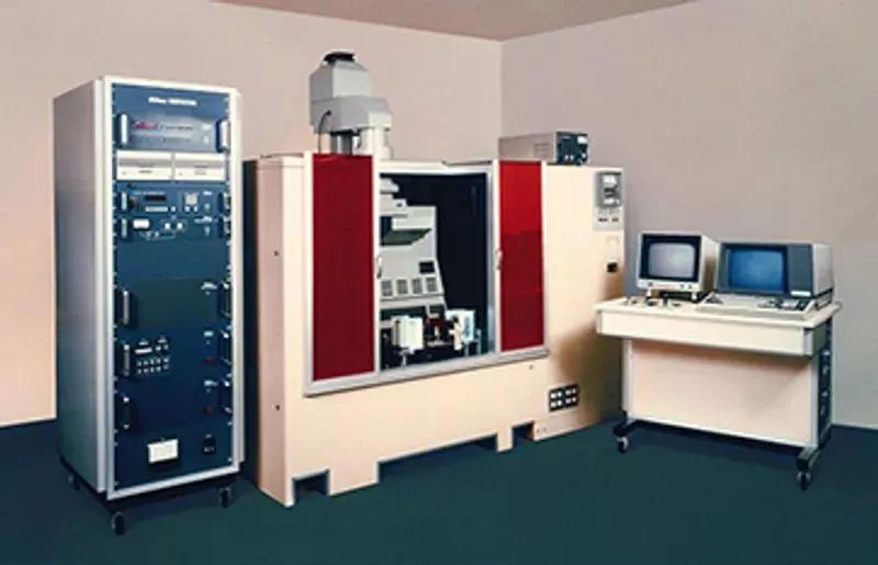 （尼康1980年推出的光刻机NSR-1010G）