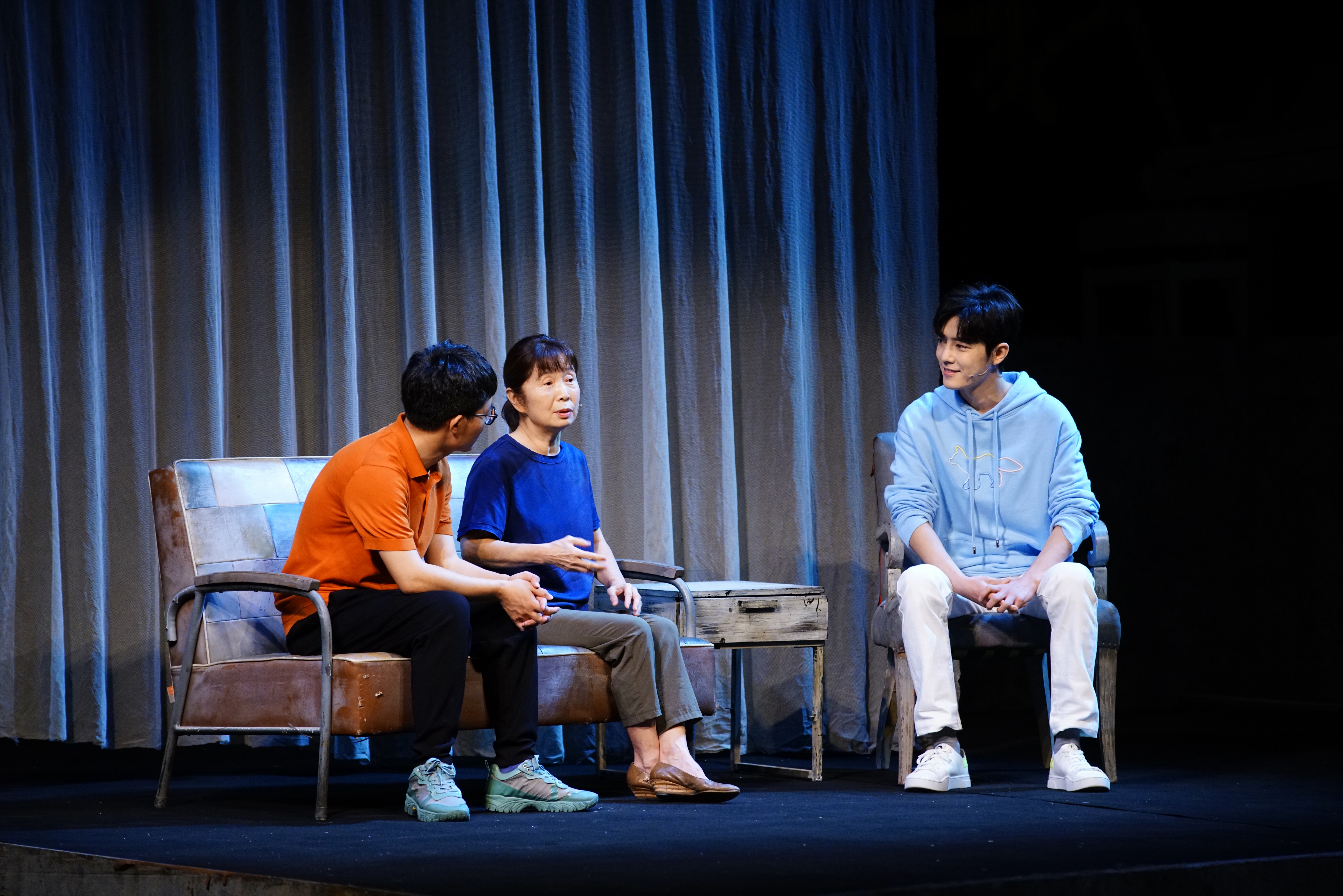 图：万方与青年演员肖战对话