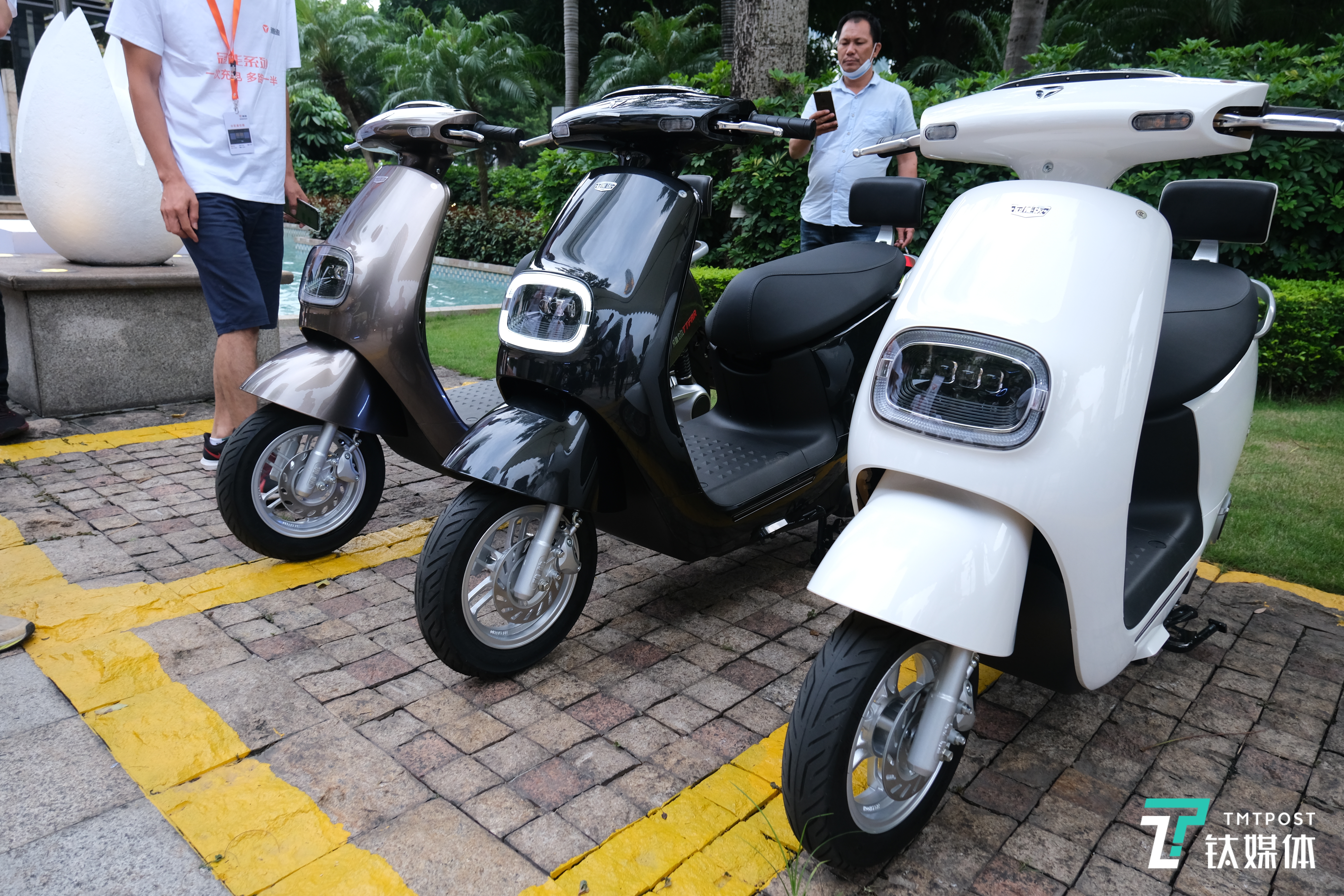 雅迪智冠系列产品