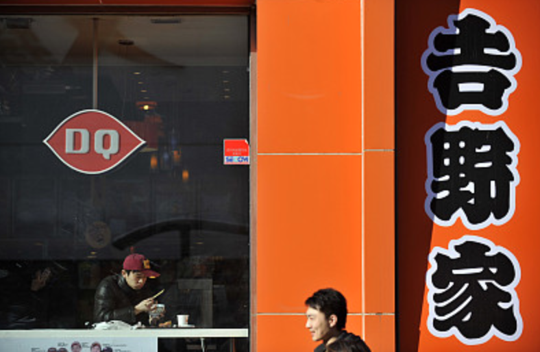 越过了无数餐饮“山丘”，吉野家们却早已无人等候