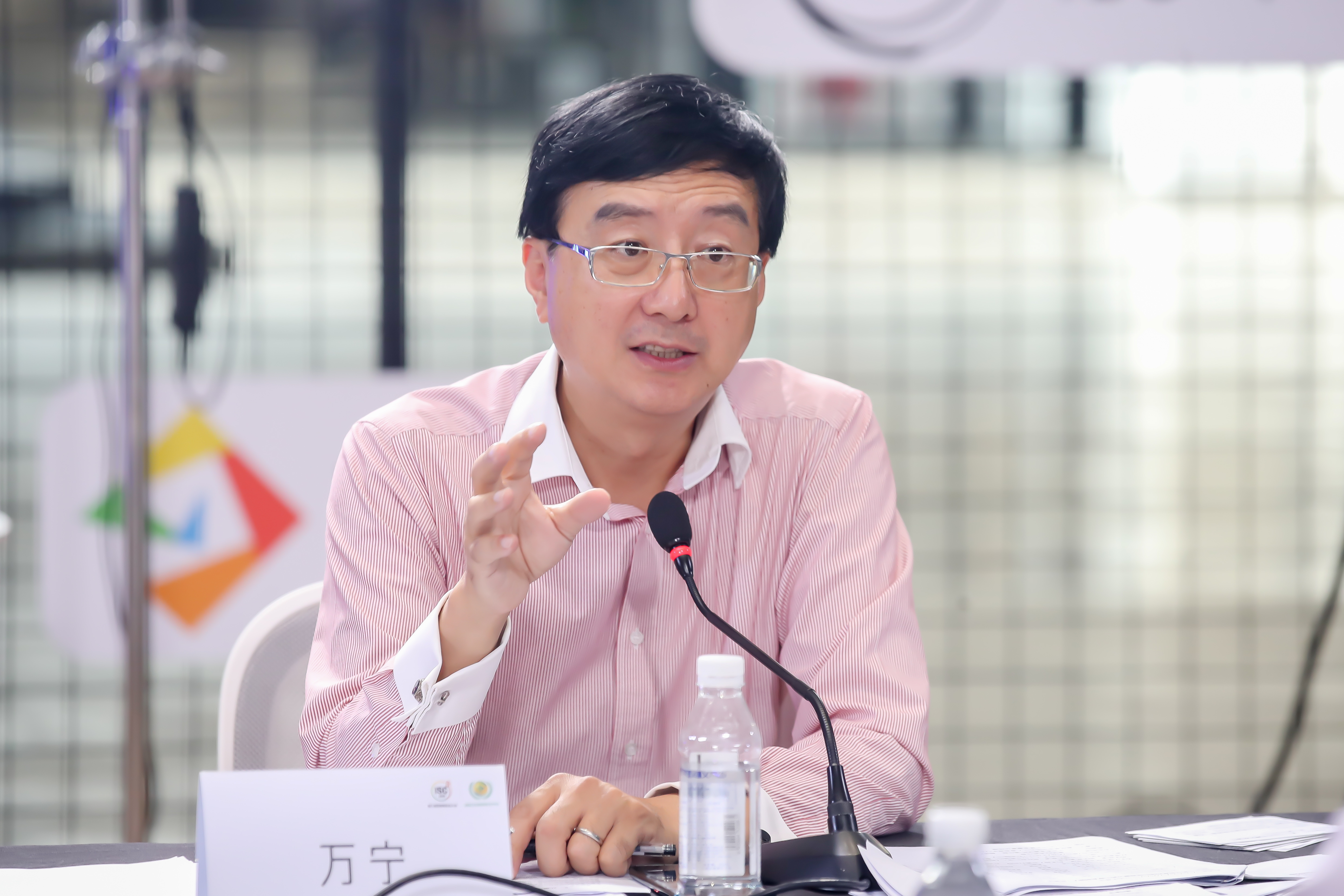 万宁在为参赛团队点评