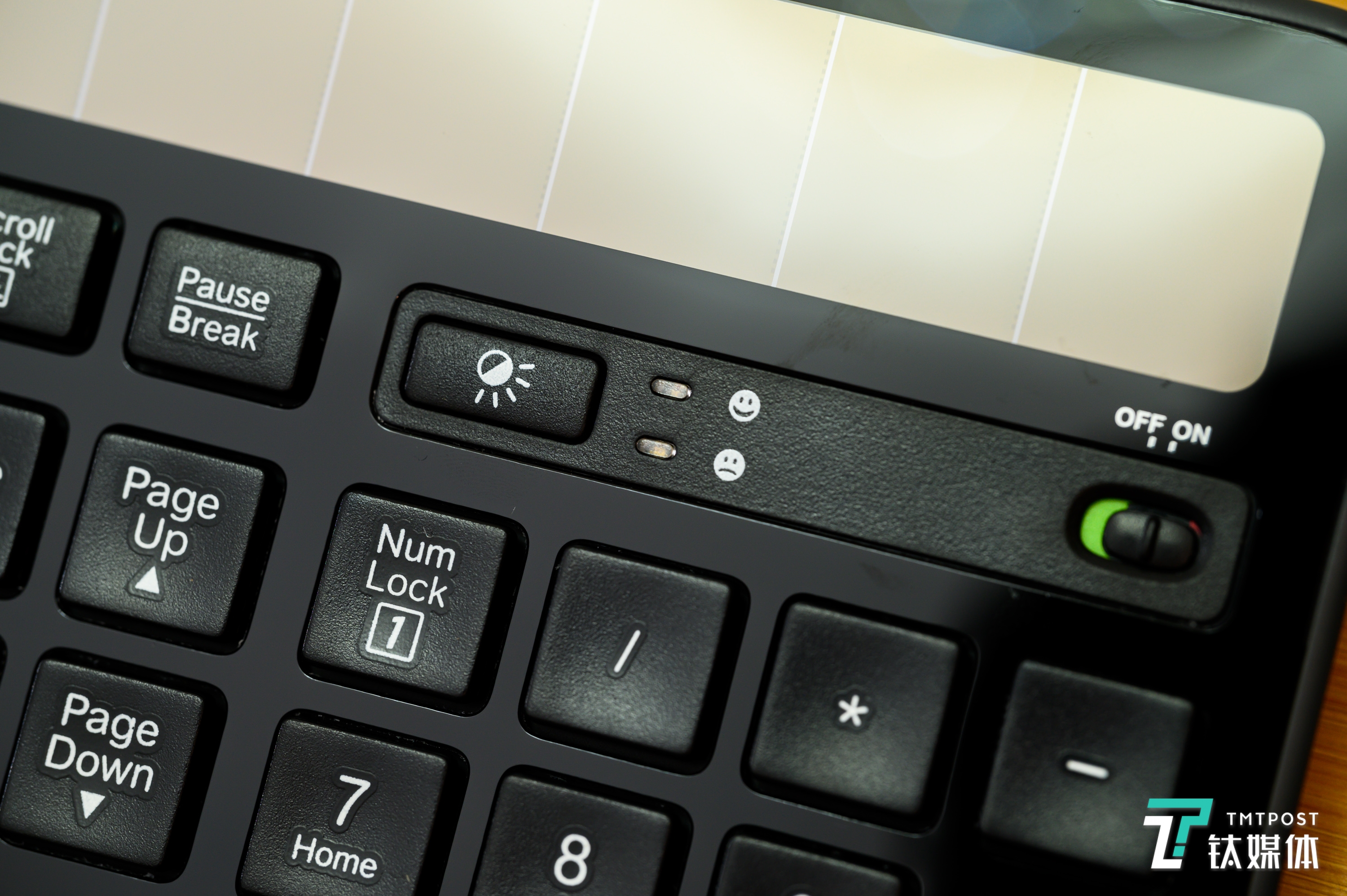 电源开关位于右上方