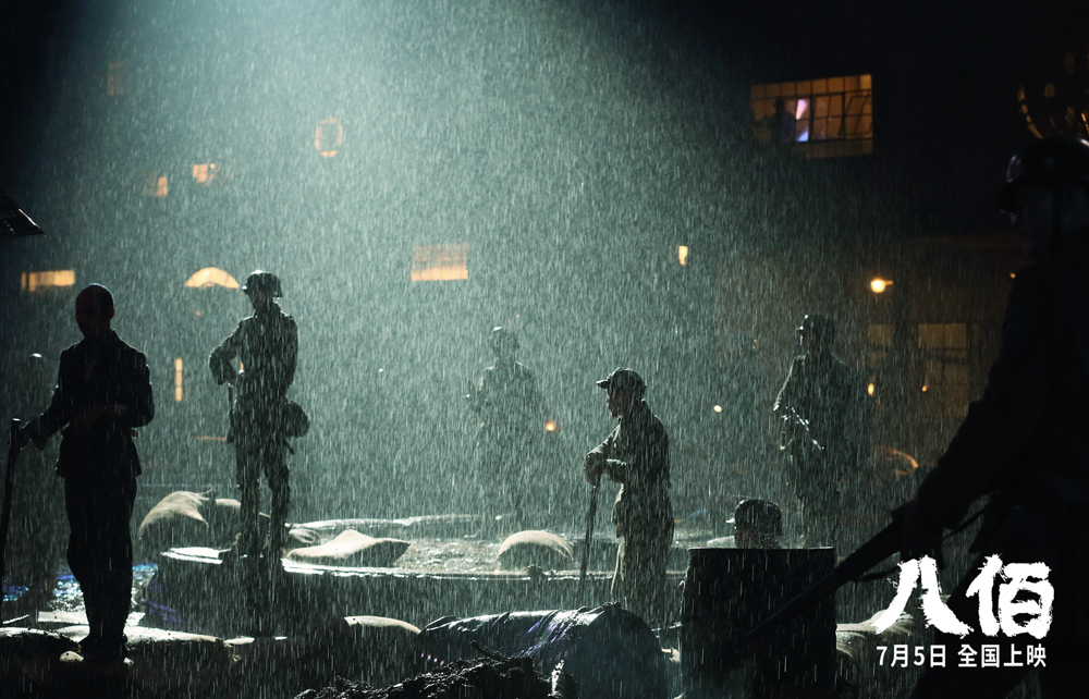 《八佰》首日点映票房1433万，“开路先锋”的大义与生意经