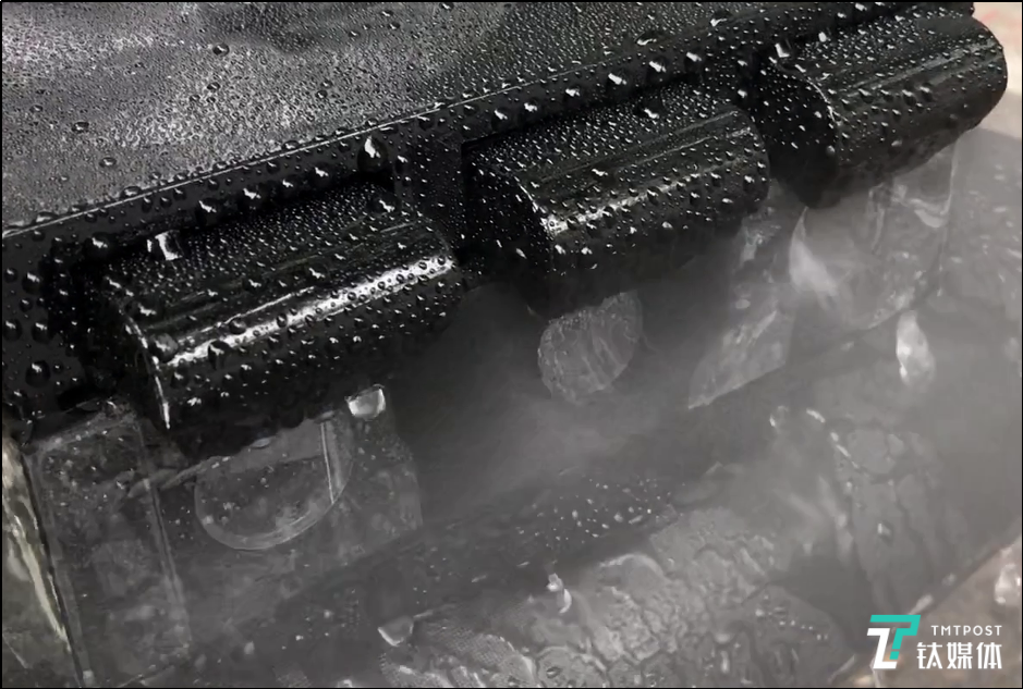 AutoX传感器具备软硬件一体化的防尘防雾防暴雨能力