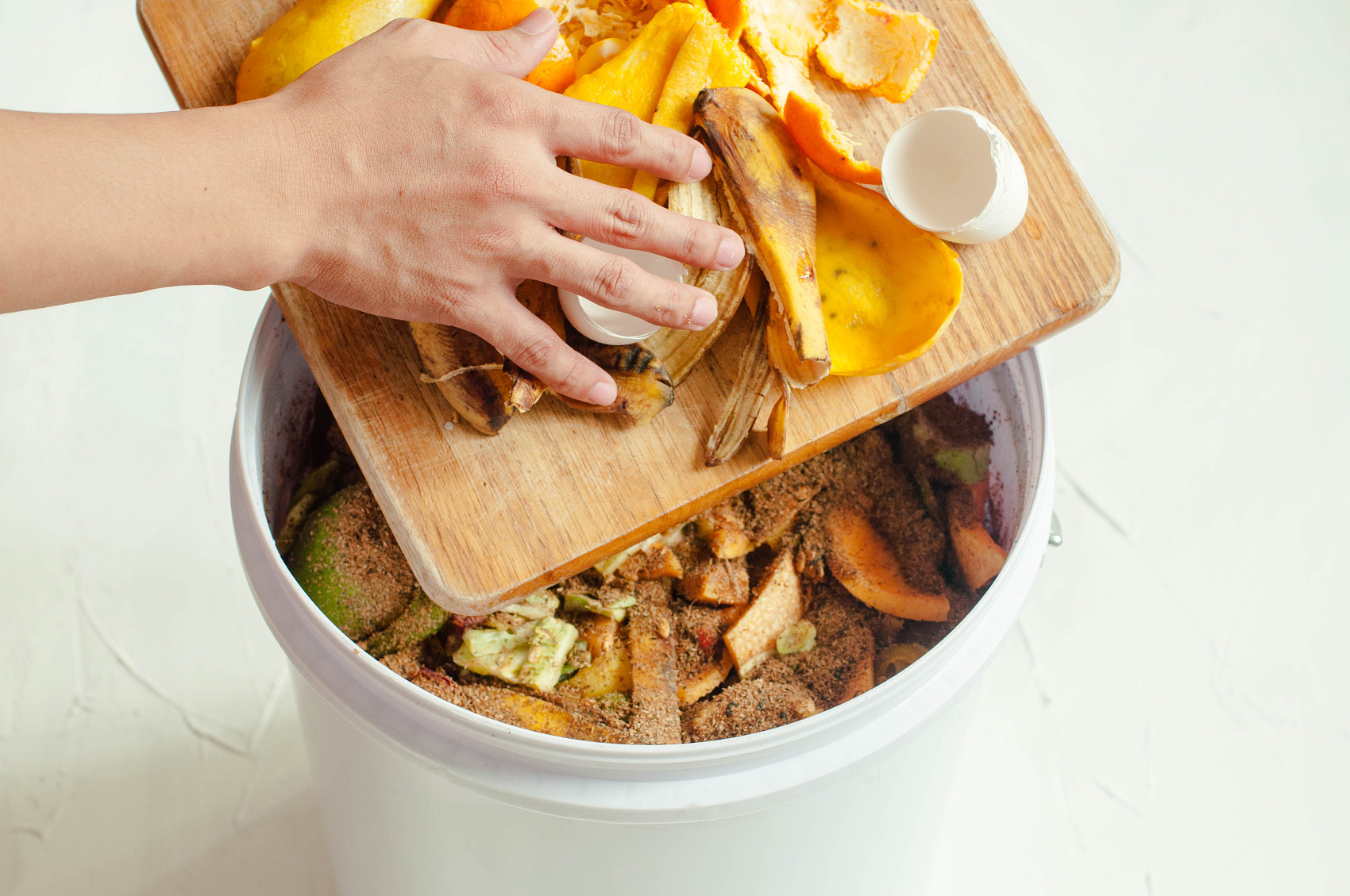 你吃不完的剩菜剩饭，正在被百威、泰森做成零食
