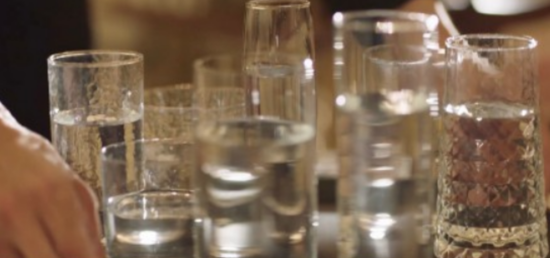 都有漂亮瓶子、珍稀水源，高端水为什么还有鄙视链？