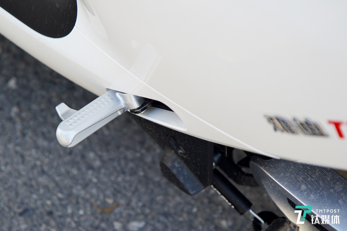 侧面还备有脚蹬