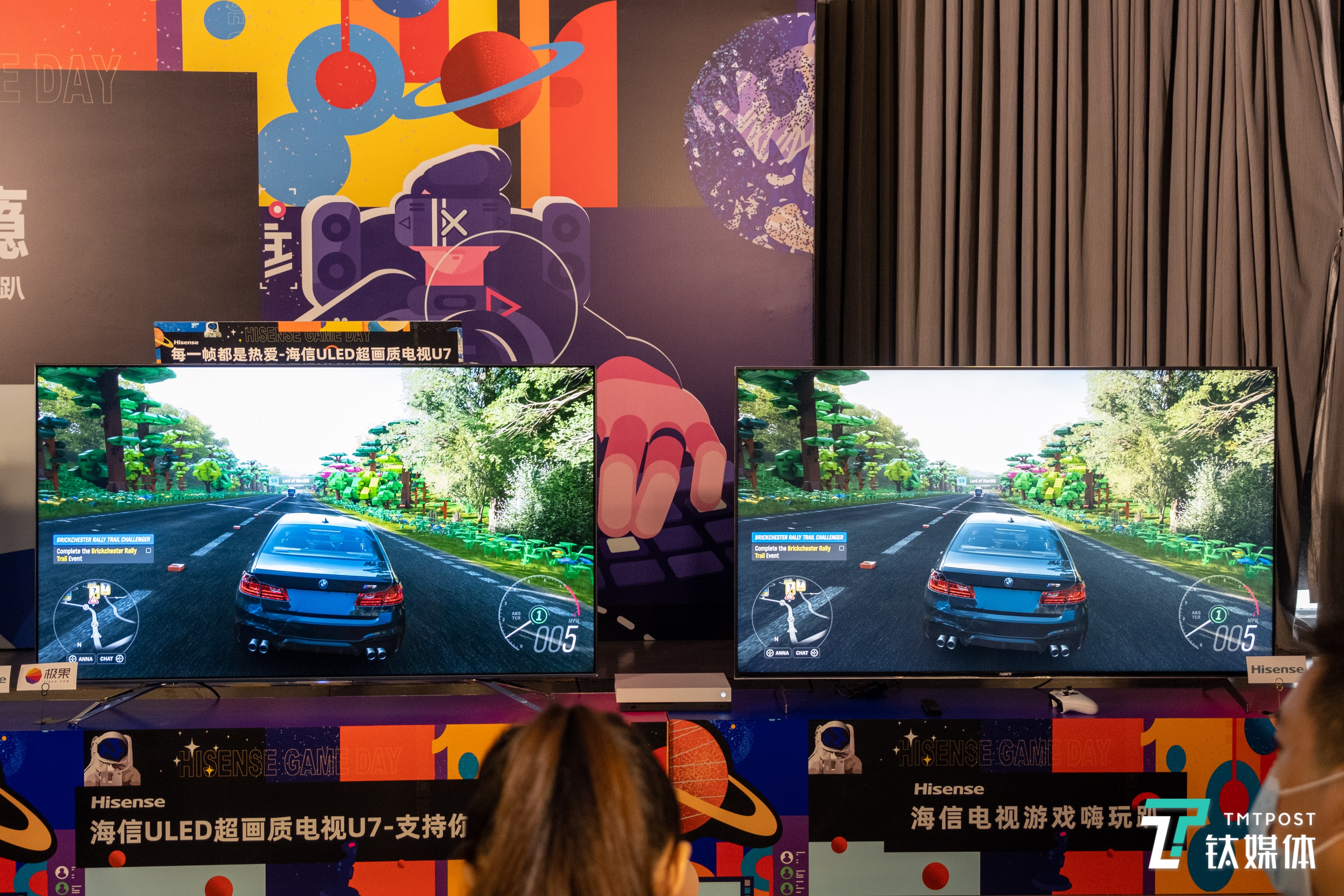 《极限竞速：地平线4》画面对比，左侧为海信游戏电视，右侧为索尼电视