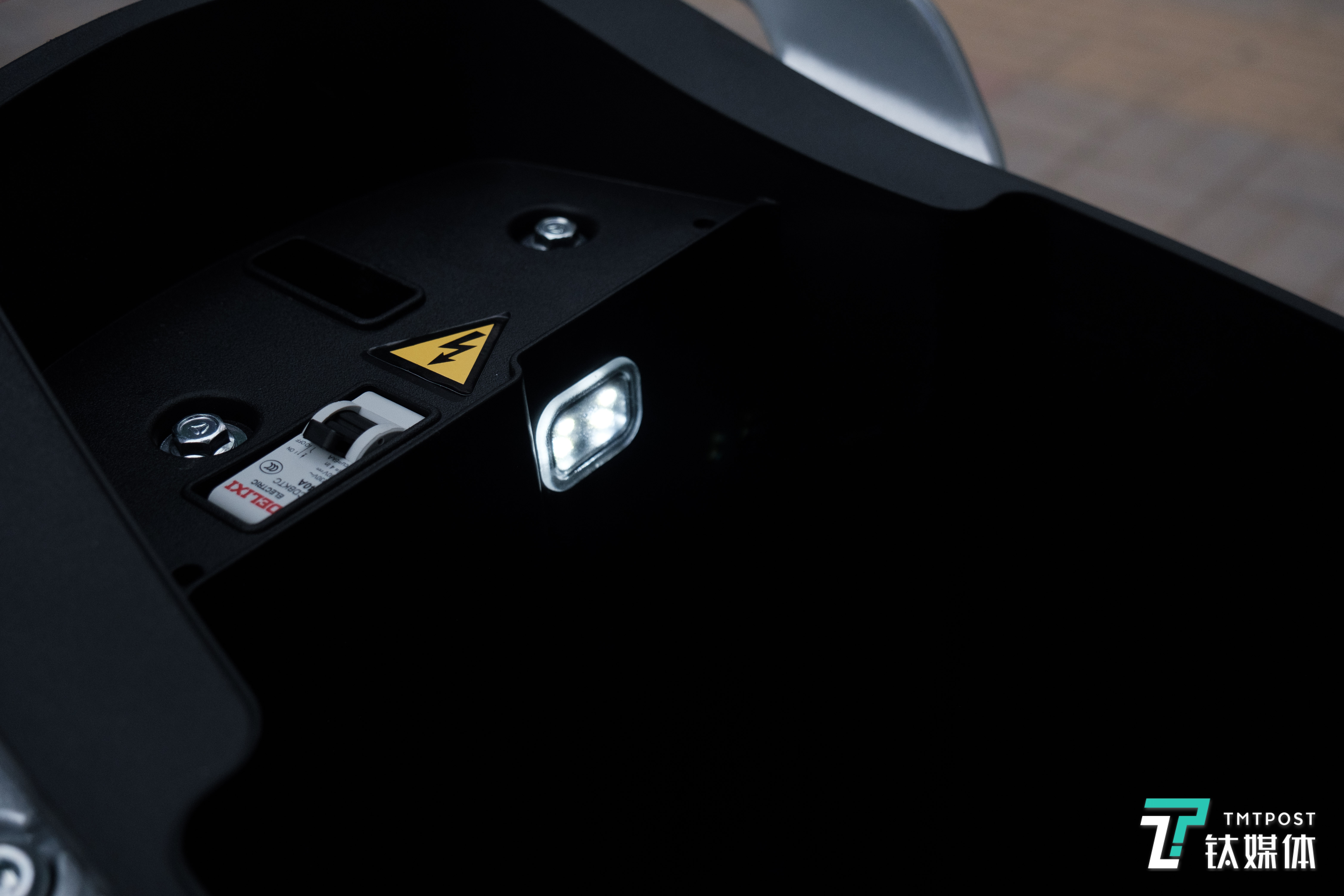 坐桶里亮起的小灯