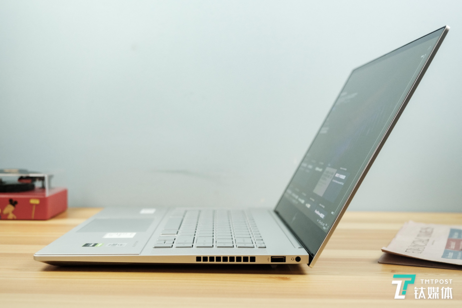 &zwnj;ENVY 15右侧接口