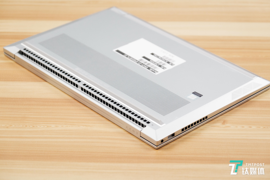 &zwnj;ENVY 15底部散热孔