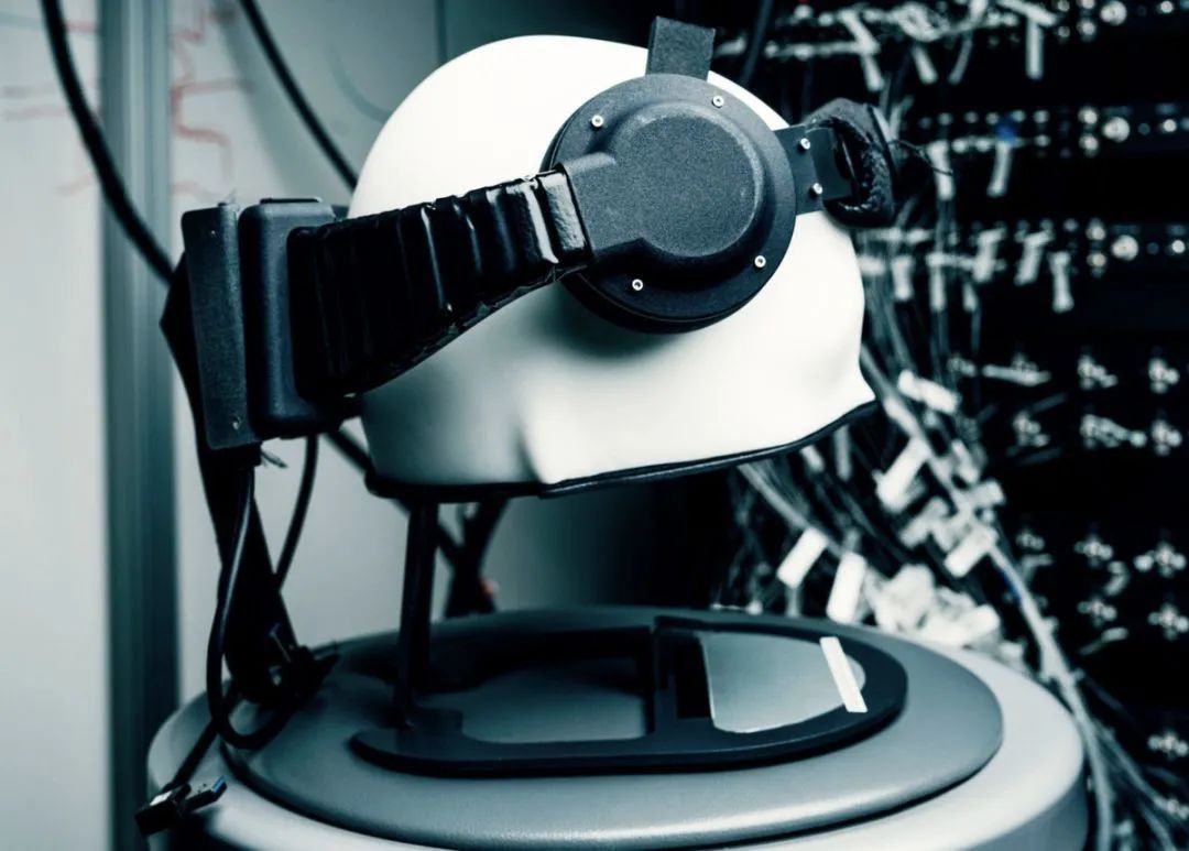 Facebook研发的非侵入式读脑设备原型机