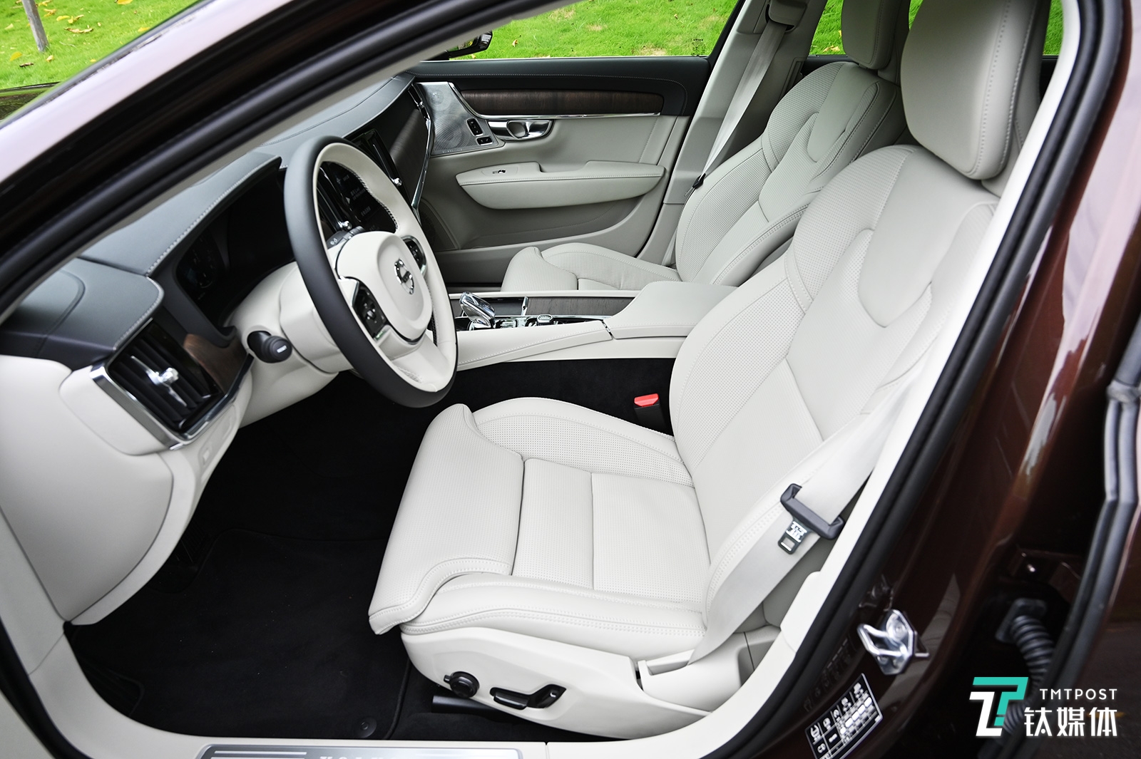 有45种按摩组合的人体工学座椅