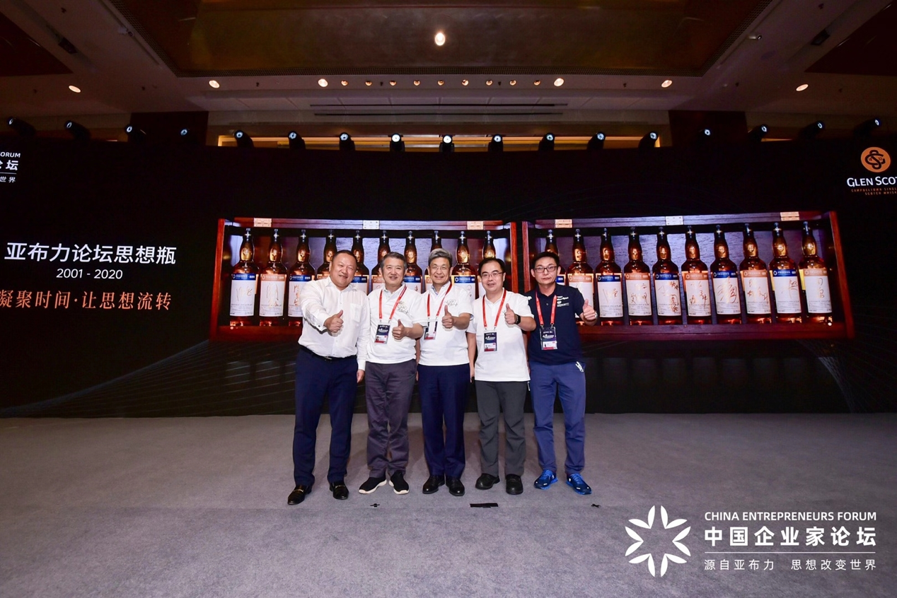 陶石泉与陈东升等企业家酒友探讨国际化酒种