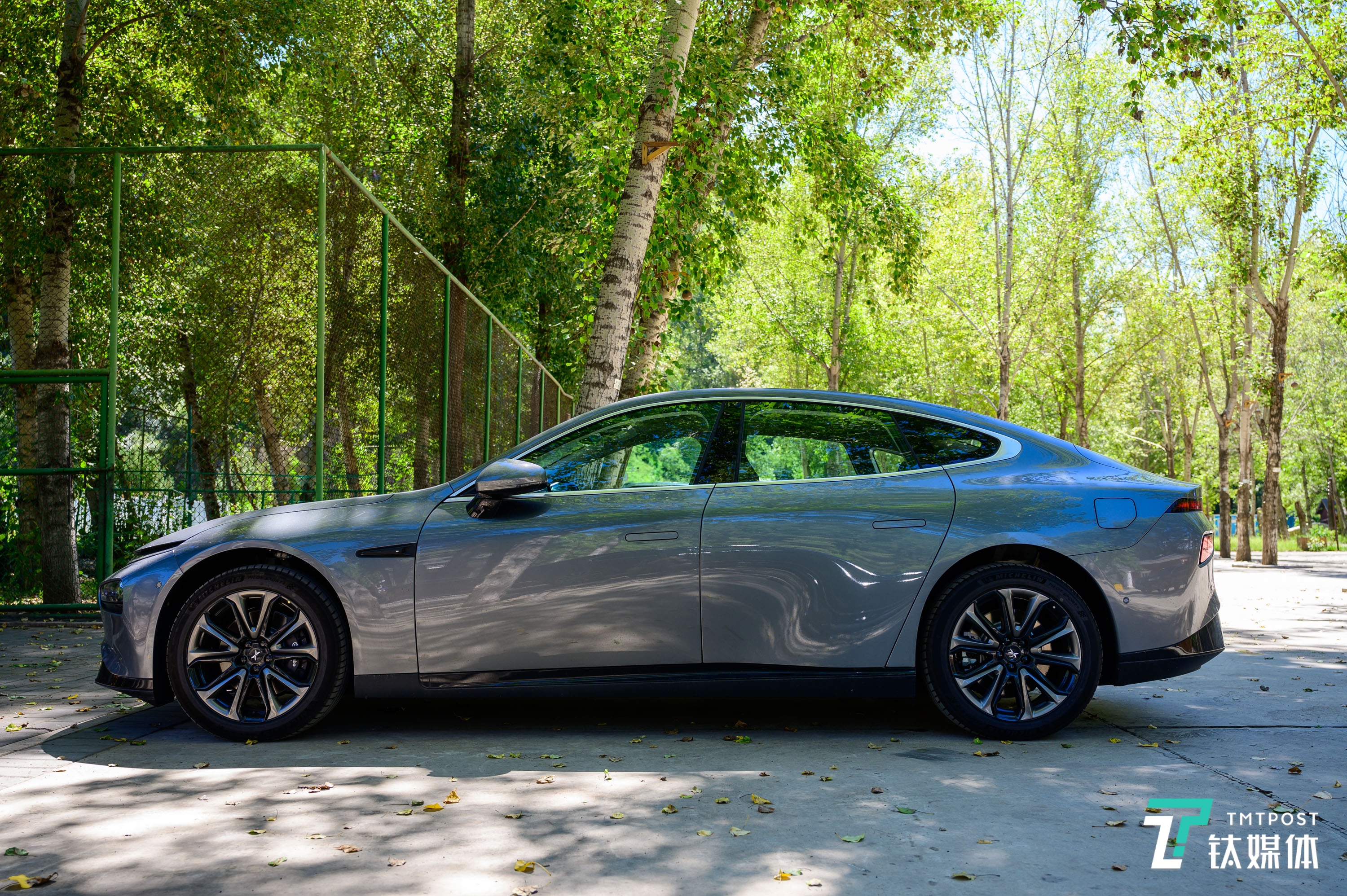 车身侧面轿跑风格更加明显