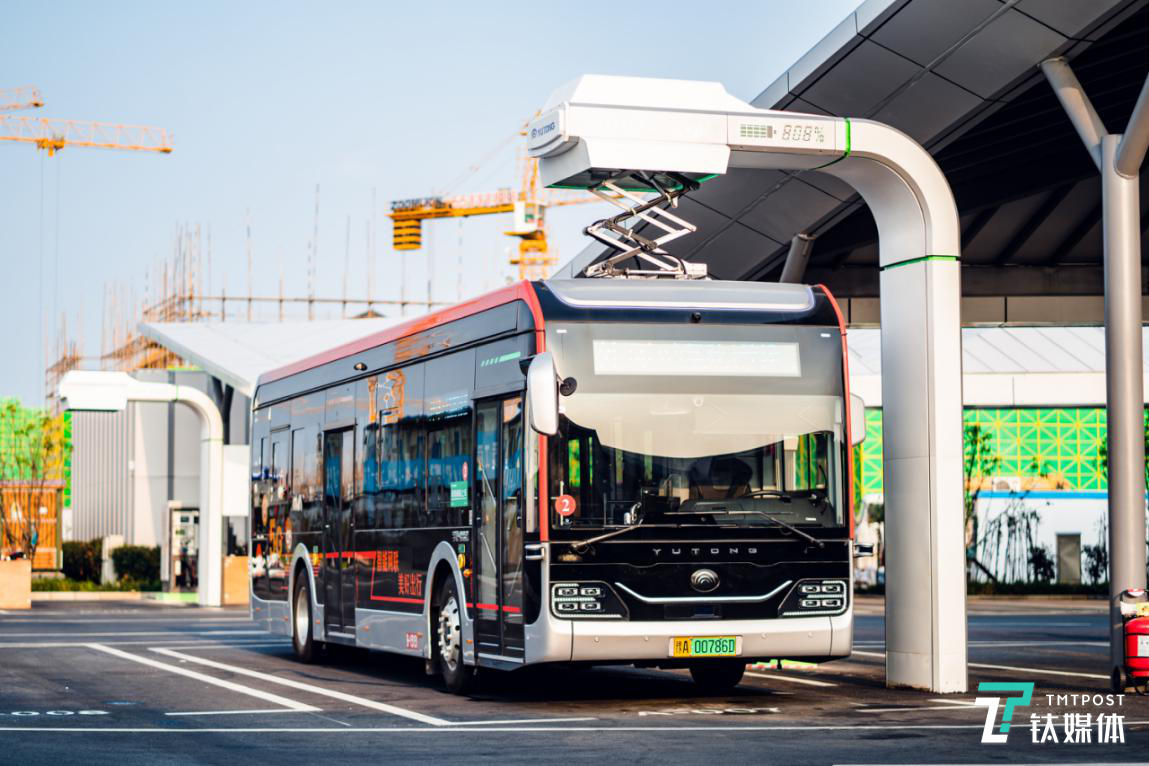 正在自动充电的智能驾驶公交