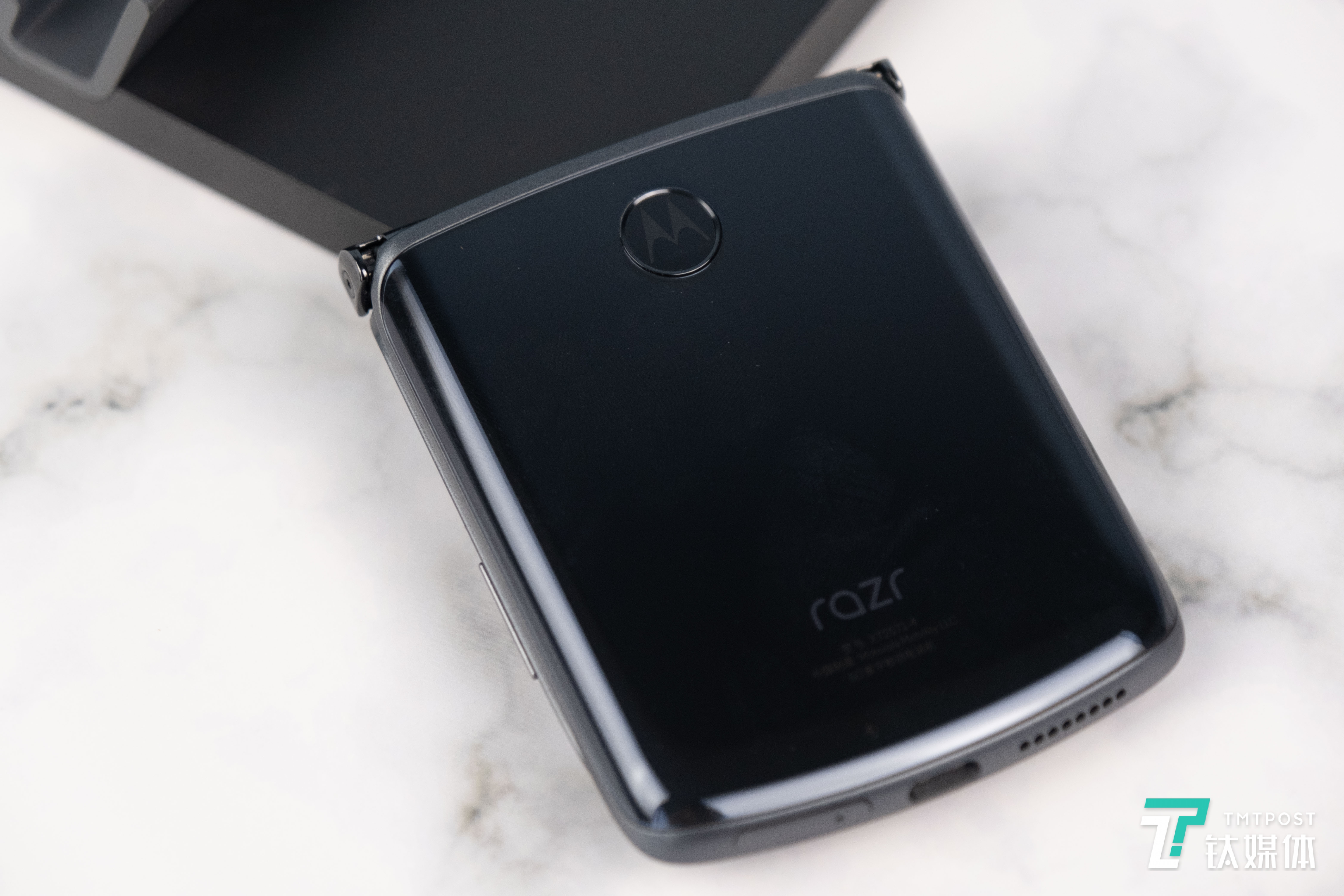 moto razr 5G背面指纹识别按键