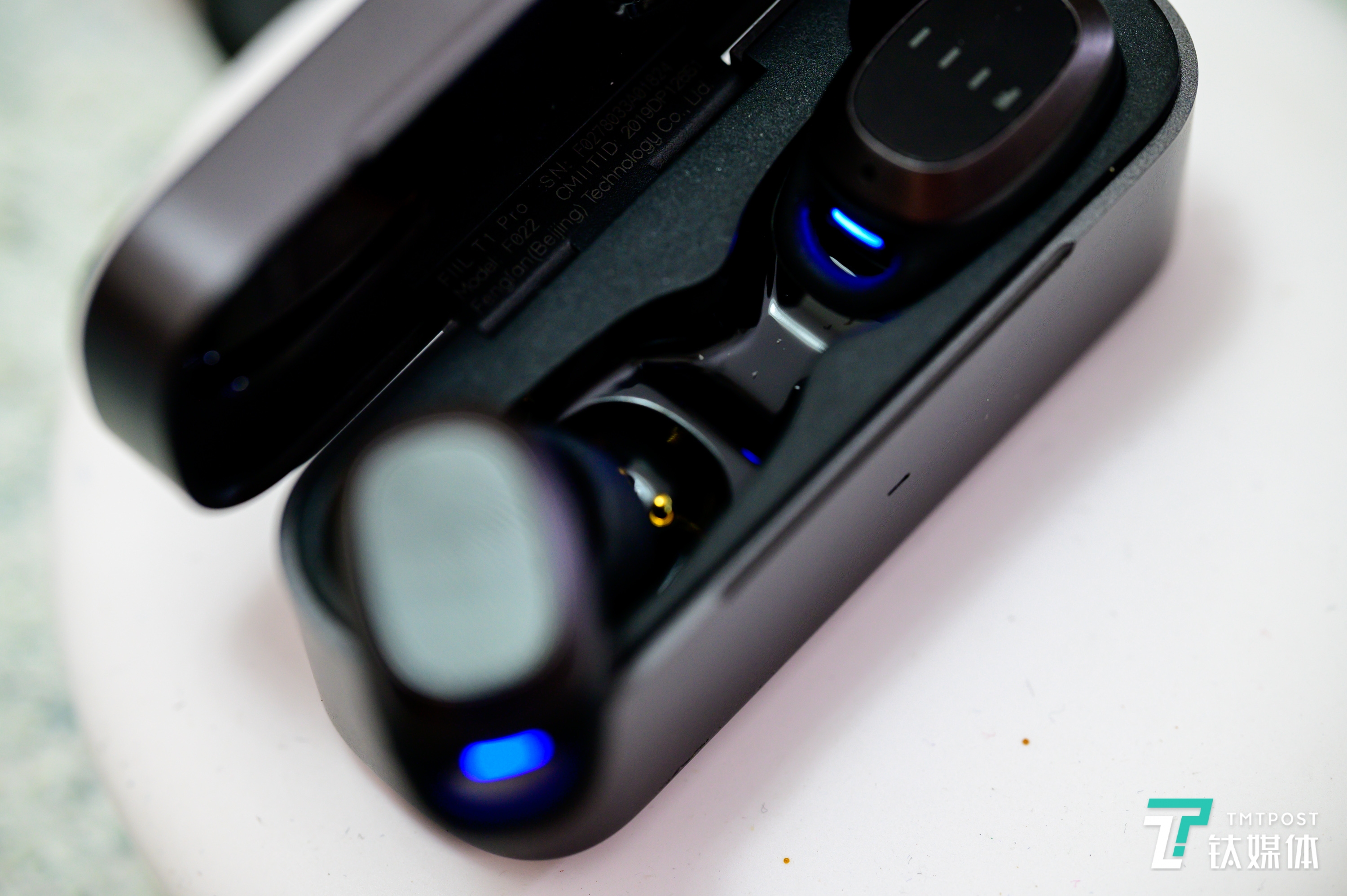 耳机上的指示灯