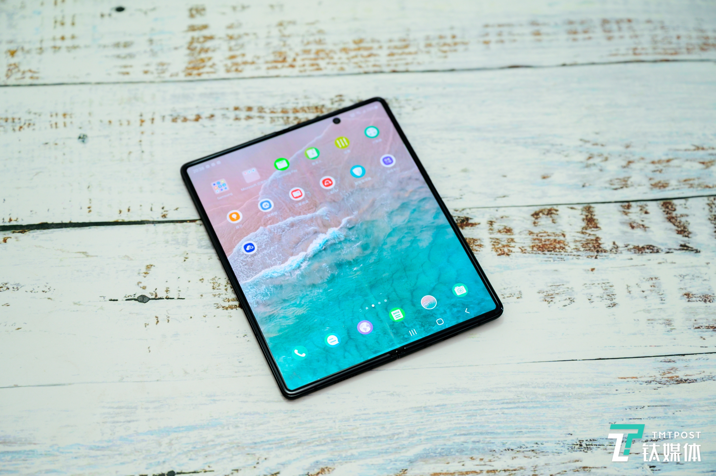 内屏同样具备挖孔摄像头