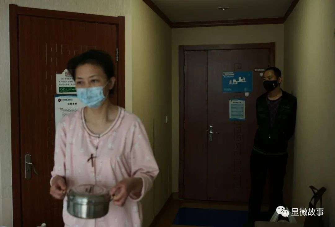 父亲避免近距离接触带来细菌，送饭的时候只在门口
